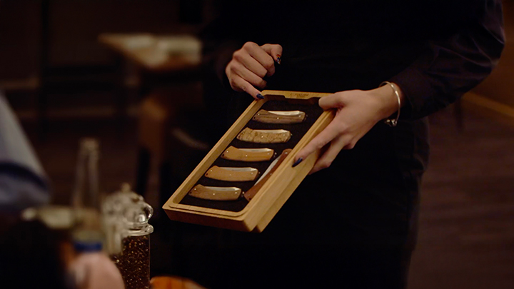 extrait photographique d'une video promotionnelle pour une collection de couteaux de luxe en Suisse